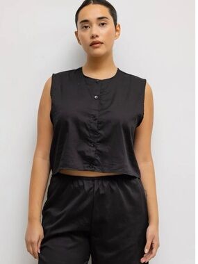 LESET Black Sleeveless Button-Front Crop Top
